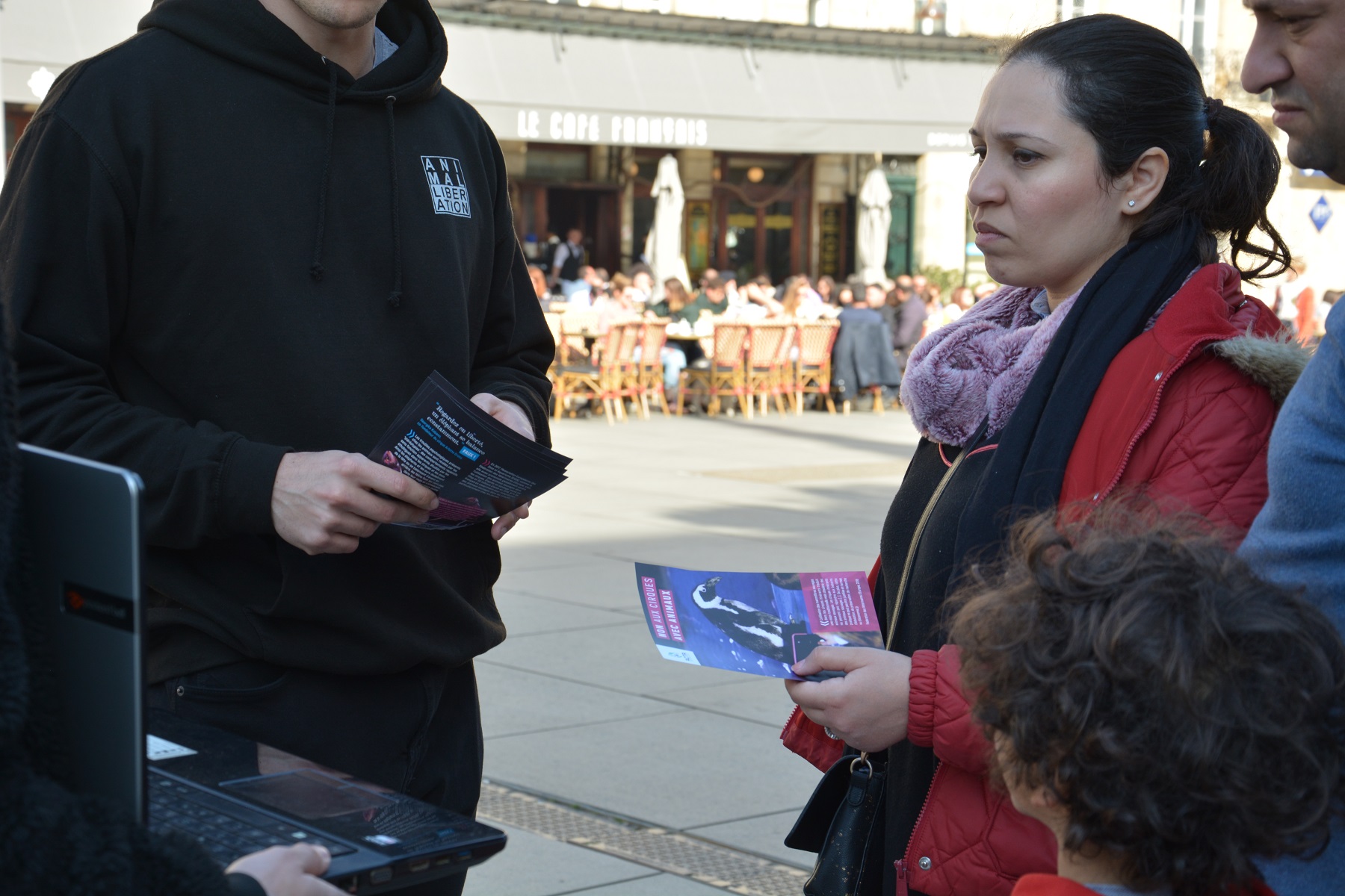 manifestation_mairie_bordeaux_animaux_cirques_tractage